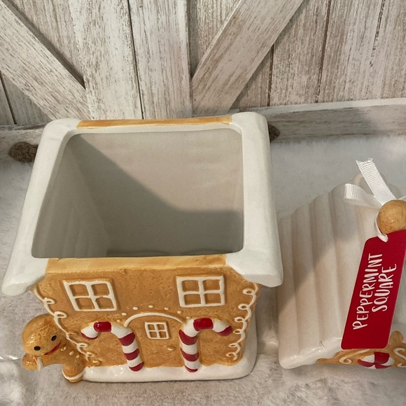 Potter’s Studio Gingerbread Canister - Picture 7 of 13